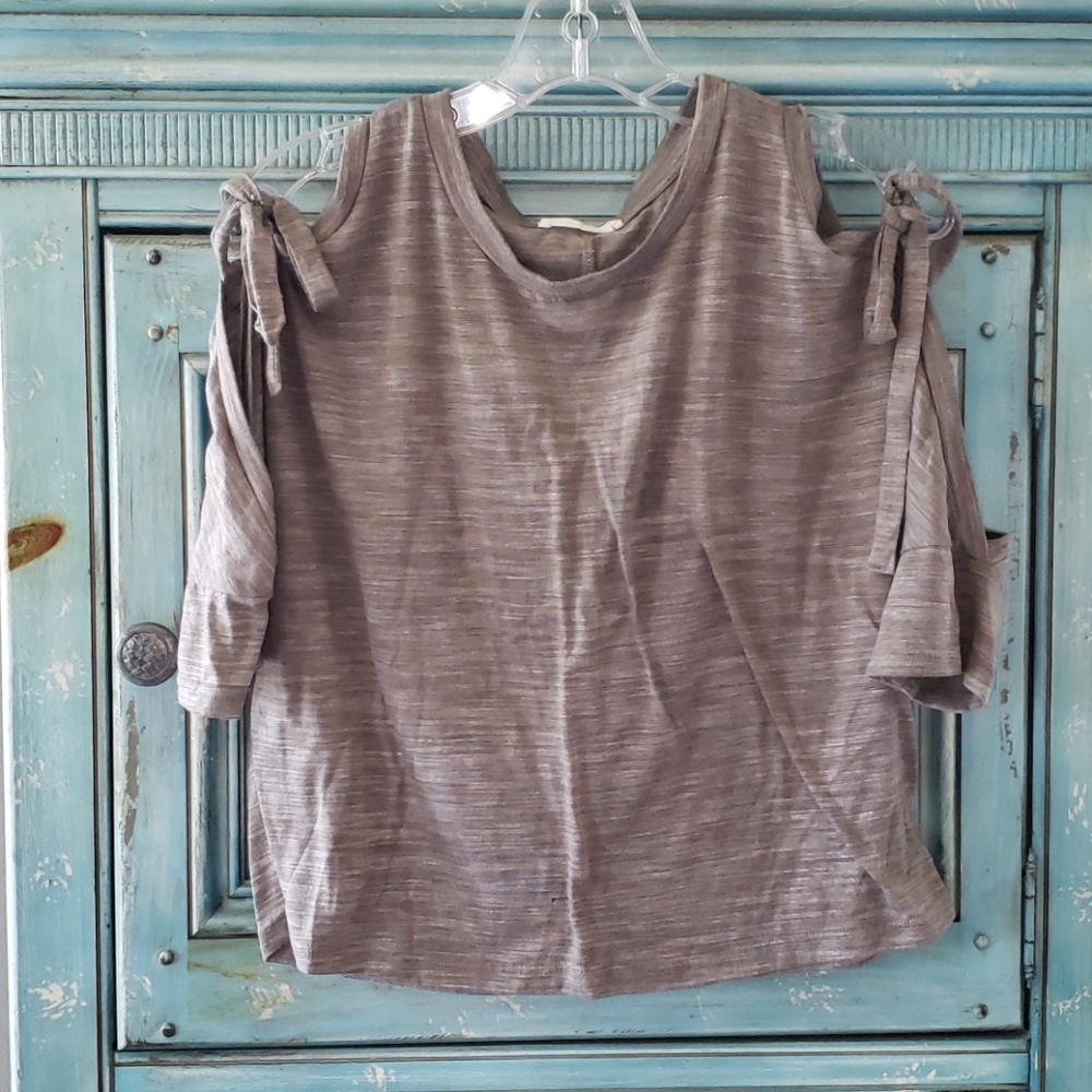 🍭 4 for $20 🍭 cold shoulder top